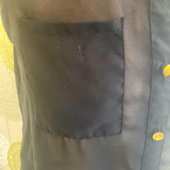 Shear, button down vest with shoulder accents & pockets. Slightly worn. M. - Picture 3 of 7